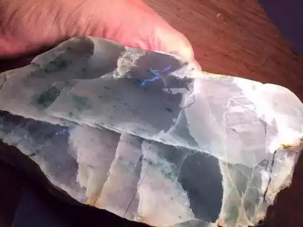 玉镯有裂纹能养好吗,翡翠手镯冰裂-第3张图片-翡翠网 玉镯有裂纹能养好吗,翡翠手镯冰裂-第3张图片-翡翠网