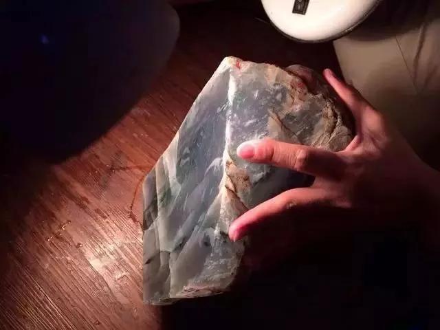 玉镯有裂纹能养好吗,翡翠手镯冰裂-第4张图片-翡翠网 玉镯有裂纹能养好吗,翡翠手镯冰裂-第4张图片-翡翠网