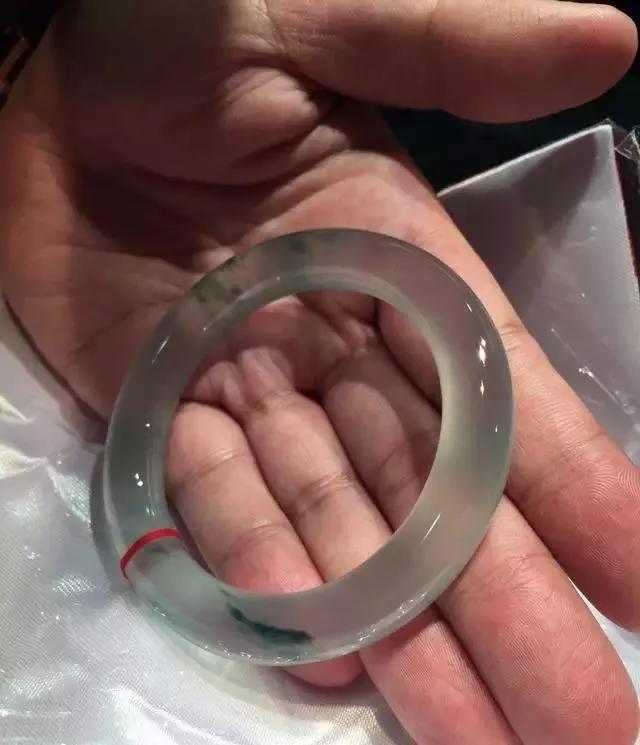 玉镯有裂纹能养好吗,翡翠手镯冰裂-第10张图片-翡翠网 玉镯有裂纹能养好吗,翡翠手镯冰裂-第10张图片-翡翠网