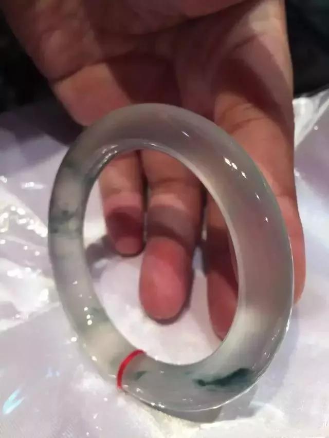 玉镯有裂纹能养好吗,翡翠手镯冰裂-第11张图片-翡翠网 玉镯有裂纹能养好吗,翡翠手镯冰裂-第11张图片-翡翠网