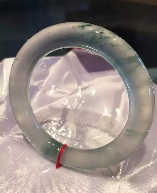 玉镯有裂纹能养好吗,翡翠手镯冰裂-第12张图片-翡翠网 玉镯有裂纹能养好吗,翡翠手镯冰裂-第12张图片-翡翠网