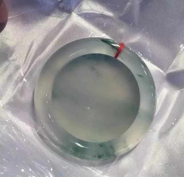 玉镯有裂纹能养好吗,翡翠手镯冰裂-第13张图片-翡翠网 玉镯有裂纹能养好吗,翡翠手镯冰裂-第13张图片-翡翠网