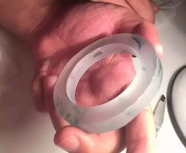 玉镯有裂纹能养好吗,翡翠手镯冰裂-第14张图片-翡翠网 玉镯有裂纹能养好吗,翡翠手镯冰裂-第14张图片-翡翠网