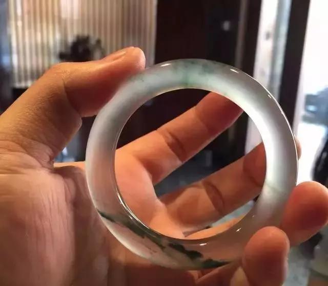 玉镯有裂纹能养好吗,翡翠手镯冰裂-第16张图片-翡翠网 玉镯有裂纹能养好吗,翡翠手镯冰裂-第16张图片-翡翠网