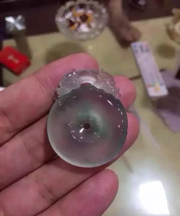 玉镯有裂纹能养好吗,翡翠手镯冰裂-第19张图片-翡翠网 玉镯有裂纹能养好吗,翡翠手镯冰裂-第19张图片-翡翠网