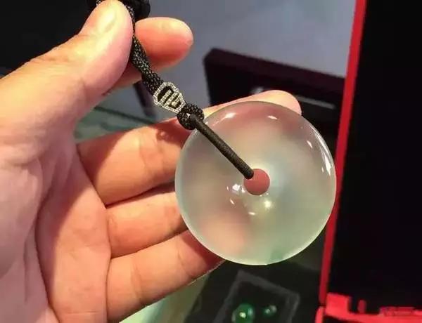 玉镯有裂纹能养好吗,翡翠手镯冰裂-第20张图片-翡翠网 玉镯有裂纹能养好吗,翡翠手镯冰裂-第20张图片-翡翠网