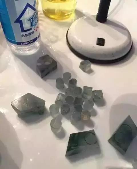 玉镯有裂纹能养好吗,翡翠手镯冰裂-第21张图片-翡翠网 玉镯有裂纹能养好吗,翡翠手镯冰裂-第21张图片-翡翠网