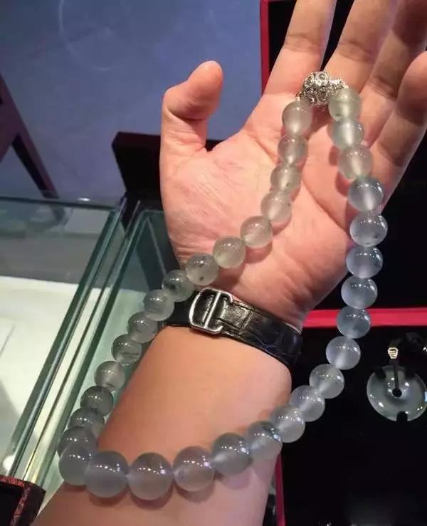 玉镯有裂纹能养好吗,翡翠手镯冰裂-第25张图片-翡翠网 玉镯有裂纹能养好吗,翡翠手镯冰裂-第25张图片-翡翠网