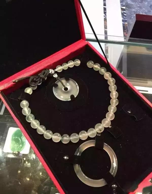 玉镯有裂纹能养好吗,翡翠手镯冰裂-第26张图片-翡翠网 玉镯有裂纹能养好吗,翡翠手镯冰裂-第26张图片-翡翠网