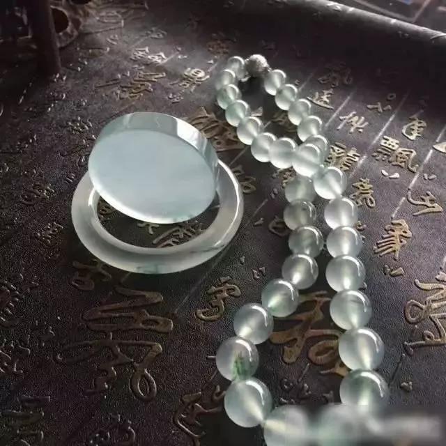 玉镯有裂纹能养好吗,翡翠手镯冰裂-第27张图片-翡翠网 玉镯有裂纹能养好吗,翡翠手镯冰裂-第27张图片-翡翠网