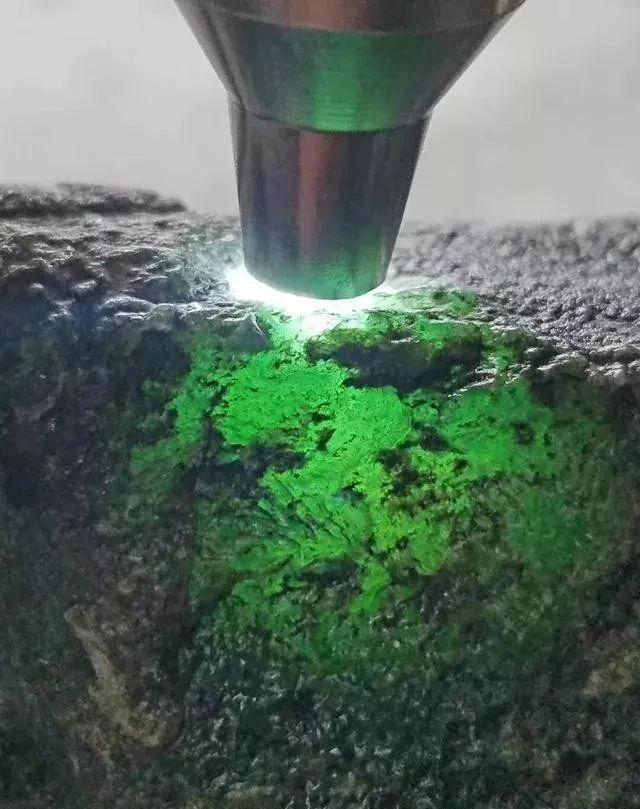 翡翠原石叫什么翡翠原石的行程-第2张图片-翡翠网 翡翠原石叫什么翡翠原石的行程-第2张图片-翡翠网