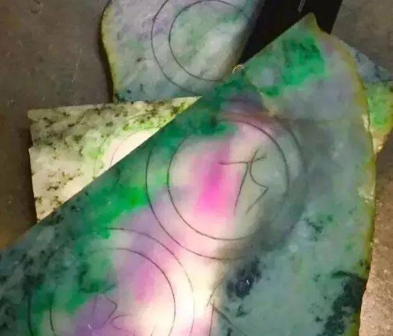 紫罗兰翡翠珠子价格,紫罗兰翡翠价值-第3张图片-翡翠网 紫罗兰翡翠珠子价格,紫罗兰翡翠价值-第3张图片-翡翠网