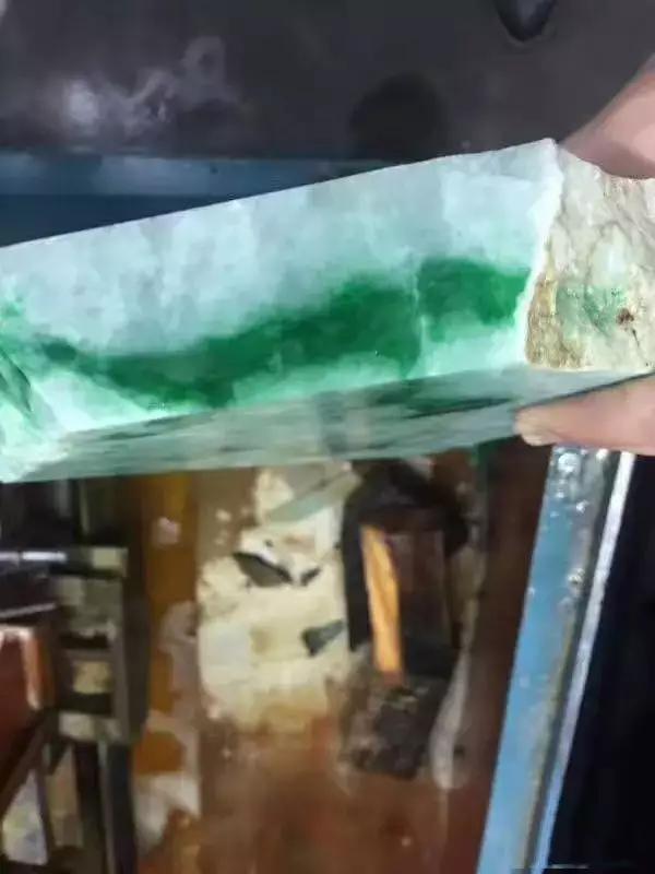 翡翠手镯带一点绿,翡翠手镯越戴越绿是怎么回事-第9张图片-翡翠网 翡翠手镯带一点绿,翡翠手镯越戴越绿是怎么回事-第9张图片-翡翠网