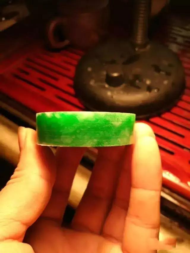 翡翠手镯带一点绿,翡翠手镯越戴越绿是怎么回事-第11张图片-翡翠网 翡翠手镯带一点绿,翡翠手镯越戴越绿是怎么回事-第11张图片-翡翠网