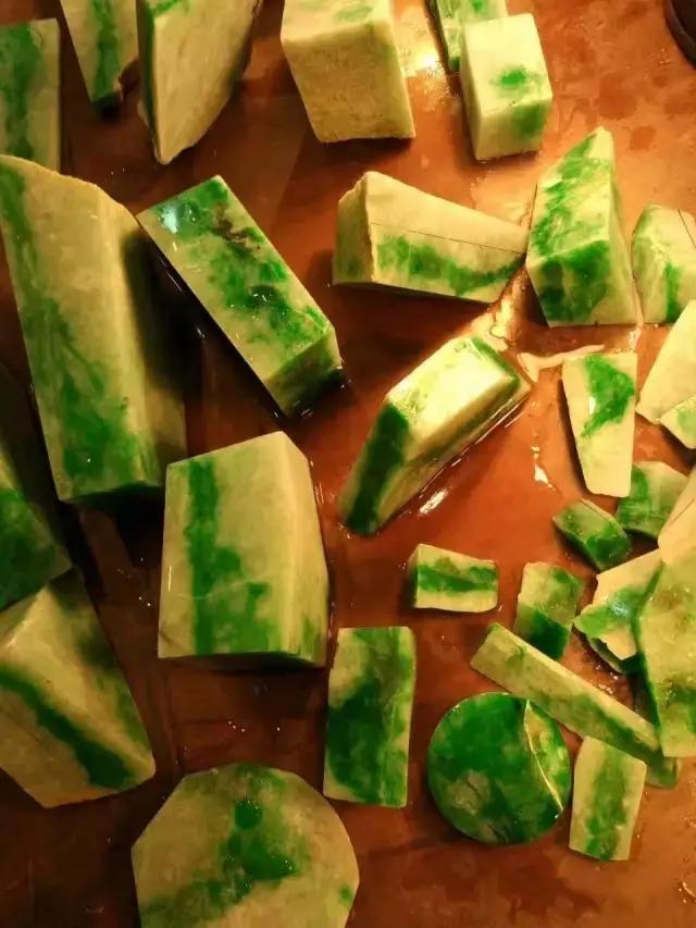 翡翠手镯带一点绿,翡翠手镯越戴越绿是怎么回事-第13张图片-翡翠网 翡翠手镯带一点绿,翡翠手镯越戴越绿是怎么回事-第13张图片-翡翠网