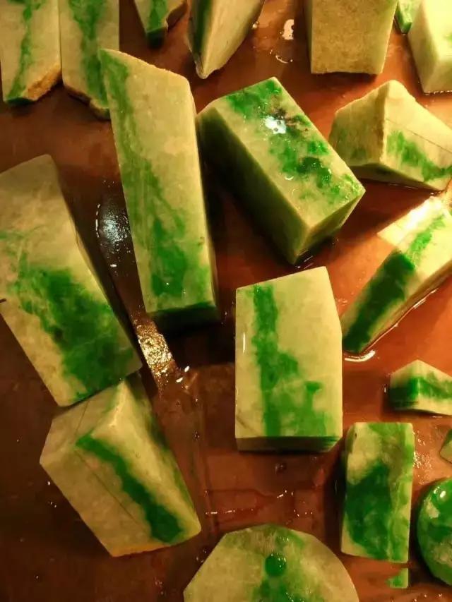 翡翠手镯带一点绿,翡翠手镯越戴越绿是怎么回事-第14张图片-翡翠网 翡翠手镯带一点绿,翡翠手镯越戴越绿是怎么回事-第14张图片-翡翠网