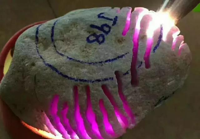 天然翡翠原石,高冰木纳翡翠原石价格-第4张图片-翡翠网 天然翡翠原石,高冰木纳翡翠原石价格-第4张图片-翡翠网