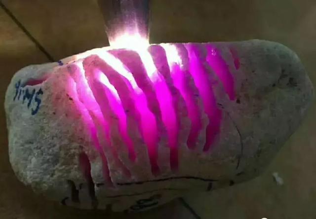 天然翡翠原石,高冰木纳翡翠原石价格-第5张图片-翡翠网 天然翡翠原石,高冰木纳翡翠原石价格-第5张图片-翡翠网