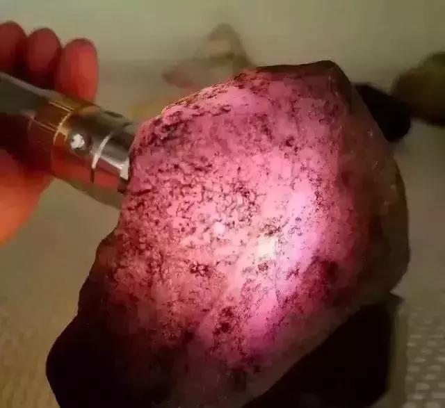 天然翡翠原石,高冰木纳翡翠原石价格-第8张图片-翡翠网 天然翡翠原石,高冰木纳翡翠原石价格-第8张图片-翡翠网