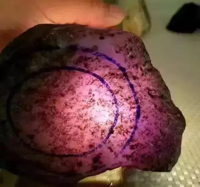 天然翡翠原石,高冰木纳翡翠原石价格-第9张图片-翡翠网 天然翡翠原石,高冰木纳翡翠原石价格-第9张图片-翡翠网