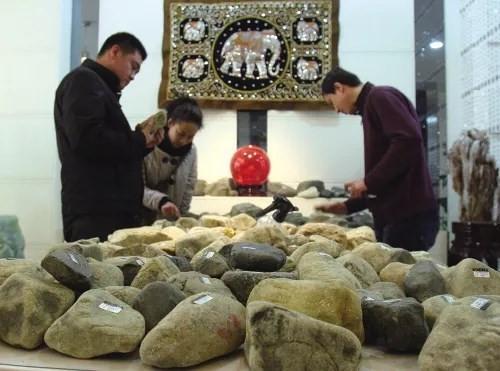 翡翠原石去皮抛光视频,垃圾翡翠原石视频-第1张图片-翡翠网 翡翠原石去皮抛光视频,垃圾翡翠原石视频-第1张图片-翡翠网