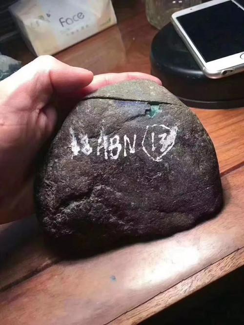 翡翠原石去皮抛光视频,垃圾翡翠原石视频-第2张图片-翡翠网 翡翠原石去皮抛光视频,垃圾翡翠原石视频-第2张图片-翡翠网