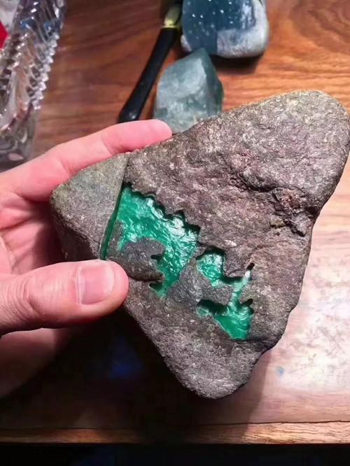 翡翠原石去皮抛光视频,垃圾翡翠原石视频-第3张图片-翡翠网 翡翠原石去皮抛光视频,垃圾翡翠原石视频-第3张图片-翡翠网