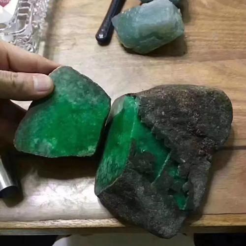 翡翠原石去皮抛光视频,垃圾翡翠原石视频-第4张图片-翡翠网 翡翠原石去皮抛光视频,垃圾翡翠原石视频-第4张图片-翡翠网