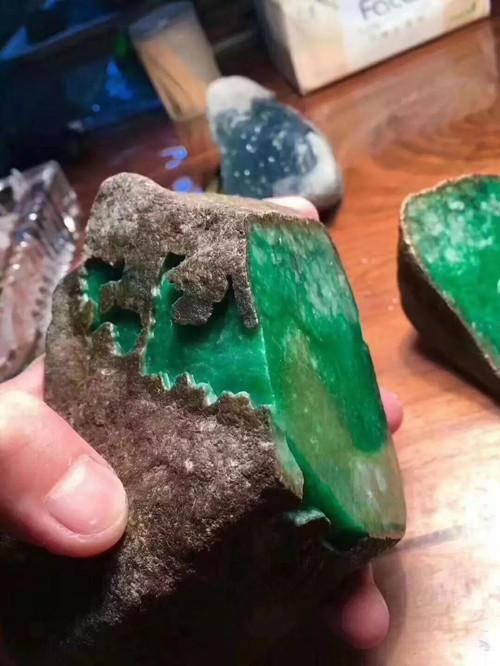 翡翠原石去皮抛光视频,垃圾翡翠原石视频-第5张图片-翡翠网 翡翠原石去皮抛光视频,垃圾翡翠原石视频-第5张图片-翡翠网