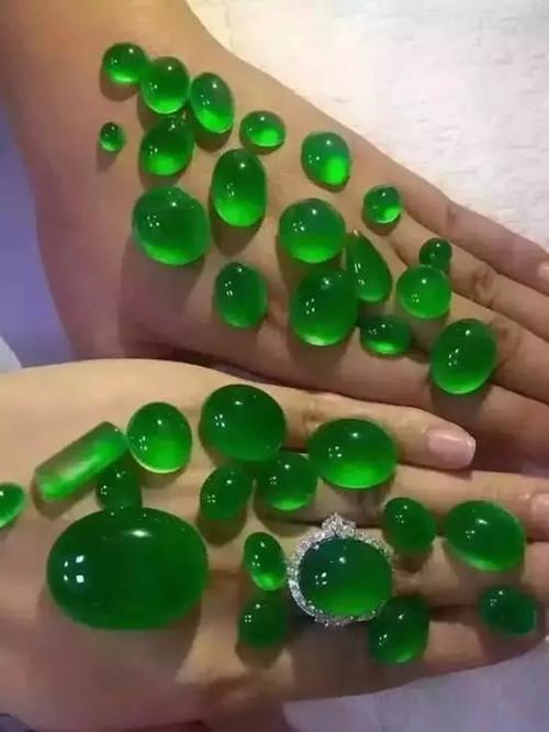 翡翠原石去皮抛光视频,垃圾翡翠原石视频-第6张图片-翡翠网 翡翠原石去皮抛光视频,垃圾翡翠原石视频-第6张图片-翡翠网