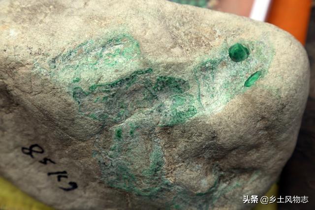 缅甸绿翡翠原石的价格,翡翠原石哪里买-第3张图片-翡翠网 缅甸绿翡翠原石的价格,翡翠原石哪里买-第3张图片-翡翠网