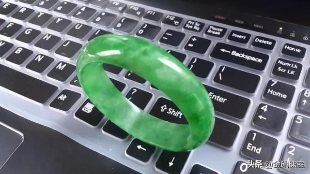 翡翠手镯洗澡后变白怎么办,翡翠手镯洗澡要摘下吗-第1张图片-翡翠网 翡翠手镯洗澡后变白怎么办,翡翠手镯洗澡要摘下吗-第1张图片-翡翠网