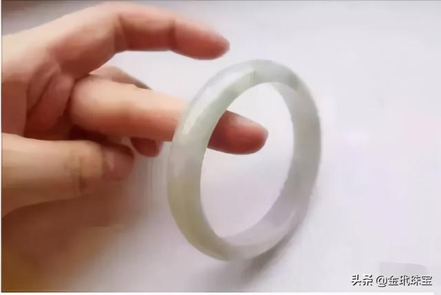 翡翠手镯洗澡后变白怎么办,翡翠手镯洗澡要摘下吗-第2张图片-翡翠网 翡翠手镯洗澡后变白怎么办,翡翠手镯洗澡要摘下吗-第2张图片-翡翠网