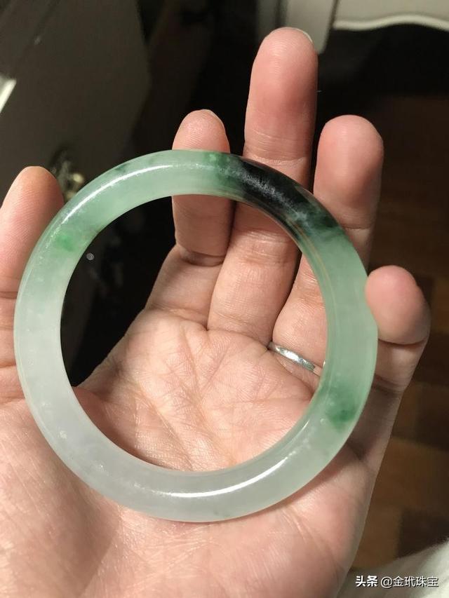 翡翠手镯洗澡后变白怎么办,翡翠手镯洗澡要摘下吗-第3张图片-翡翠网 翡翠手镯洗澡后变白怎么办,翡翠手镯洗澡要摘下吗-第3张图片-翡翠网