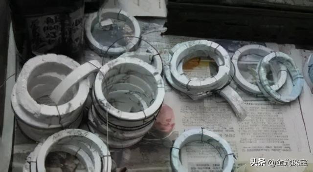 翡翠手镯洗澡后变白怎么办,翡翠手镯洗澡要摘下吗-第7张图片-翡翠网 翡翠手镯洗澡后变白怎么办,翡翠手镯洗澡要摘下吗-第7张图片-翡翠网