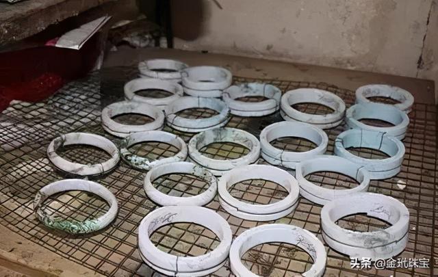 翡翠手镯洗澡后变白怎么办,翡翠手镯洗澡要摘下吗-第9张图片-翡翠网 翡翠手镯洗澡后变白怎么办,翡翠手镯洗澡要摘下吗-第9张图片-翡翠网