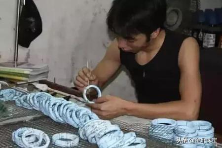 翡翠手镯洗澡后变白怎么办,翡翠手镯洗澡要摘下吗-第10张图片-翡翠网 翡翠手镯洗澡后变白怎么办,翡翠手镯洗澡要摘下吗-第10张图片-翡翠网