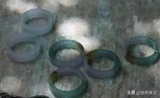 翡翠手镯洗澡后变白怎么办,翡翠手镯洗澡要摘下吗-第12张图片-翡翠网 翡翠手镯洗澡后变白怎么办,翡翠手镯洗澡要摘下吗-第12张图片-翡翠网