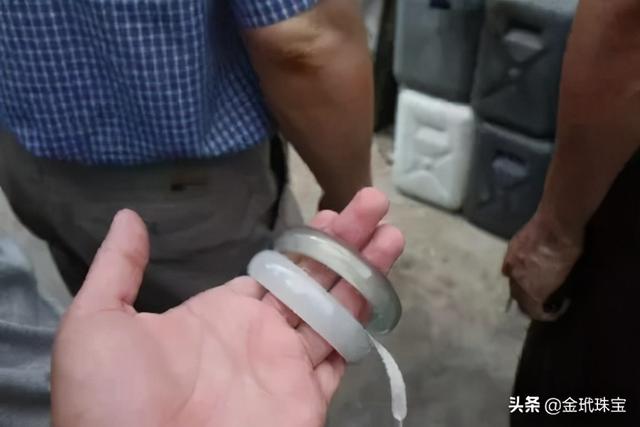 翡翠手镯洗澡后变白怎么办,翡翠手镯洗澡要摘下吗-第13张图片-翡翠网 翡翠手镯洗澡后变白怎么办,翡翠手镯洗澡要摘下吗-第13张图片-翡翠网