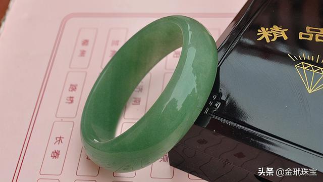 翡翠手镯洗澡后变白怎么办,翡翠手镯洗澡要摘下吗-第14张图片-翡翠网 翡翠手镯洗澡后变白怎么办,翡翠手镯洗澡要摘下吗-第14张图片-翡翠网