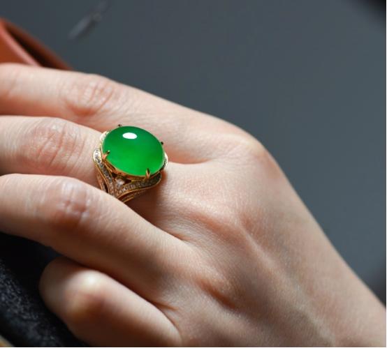 翡翠原石开解方法,云南翡翠原石解石-第11张图片-翡翠网 翡翠原石开解方法,云南翡翠原石解石-第11张图片-翡翠网