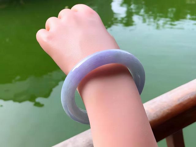 十万左右翡翠手镯,30万的翡翠手镯-第2张图片-翡翠网 十万左右翡翠手镯,30万的翡翠手镯-第2张图片-翡翠网