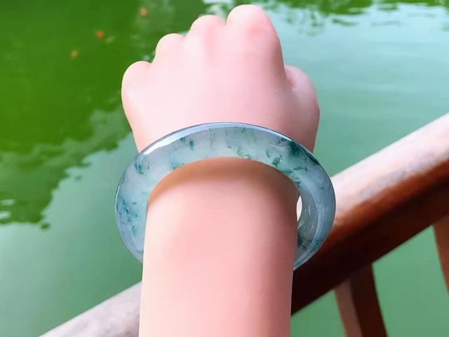 十万左右翡翠手镯,30万的翡翠手镯-第4张图片-翡翠网 十万左右翡翠手镯,30万的翡翠手镯-第4张图片-翡翠网