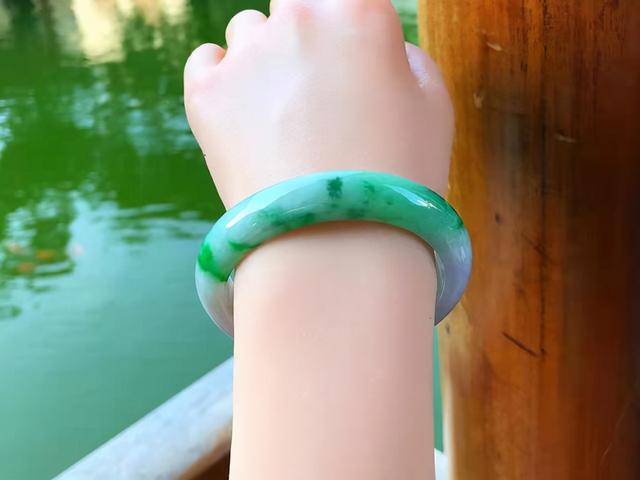 十万左右翡翠手镯,30万的翡翠手镯-第5张图片-翡翠网 十万左右翡翠手镯,30万的翡翠手镯-第5张图片-翡翠网