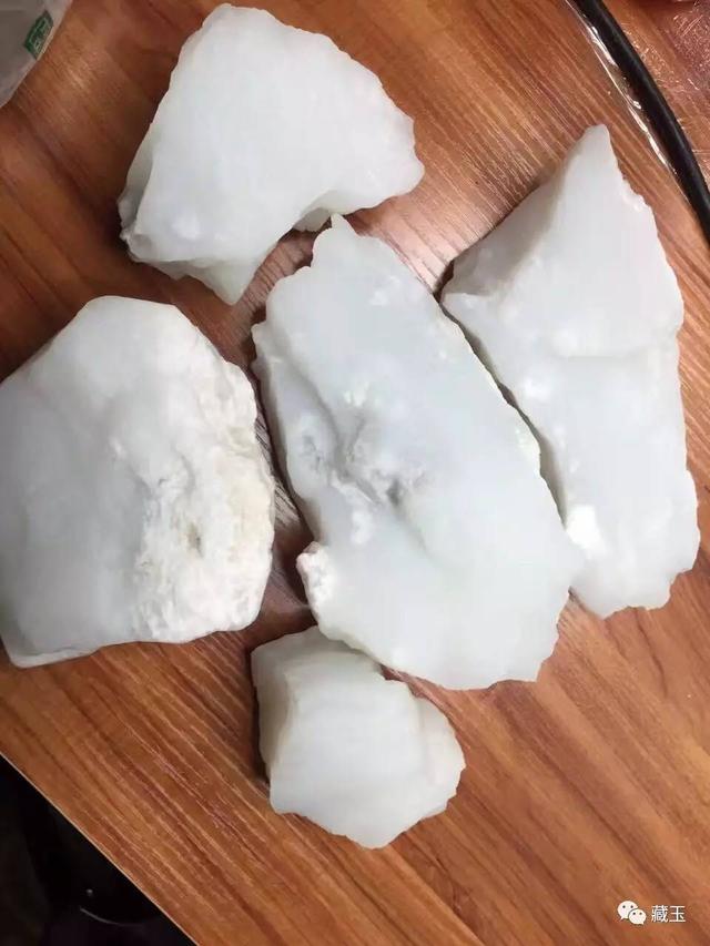 极品翡翠山料原石图片,翡翠山料色料-第3张图片-翡翠网 极品翡翠山料原石图片,翡翠山料色料-第3张图片-翡翠网