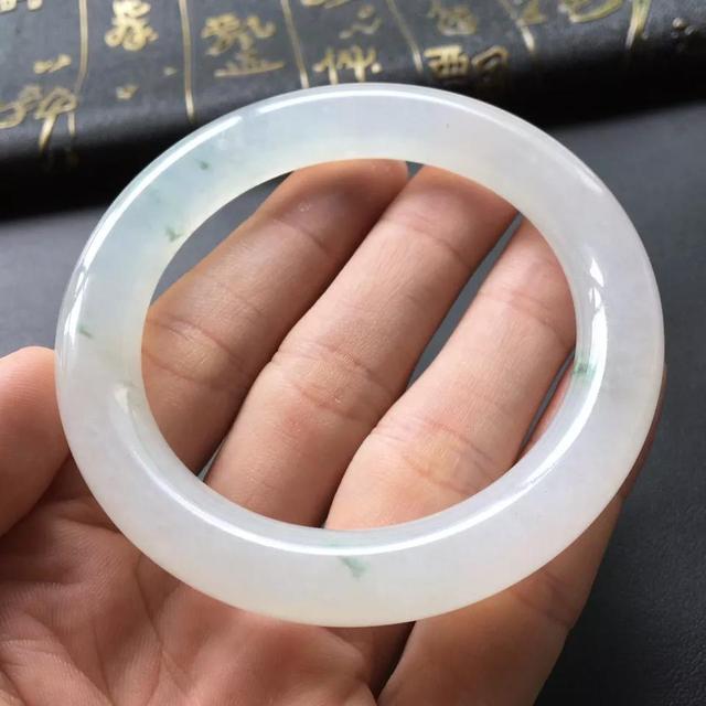 糯化飘花翡翠,翡翠手镯冰糯飘花-第7张图片-翡翠网 糯化飘花翡翠,翡翠手镯冰糯飘花-第7张图片-翡翠网
