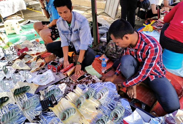 十几万的翡翠手镯图片,百元翡翠镯子价格图片-第3张图片-翡翠网 十几万的翡翠手镯图片,百元翡翠镯子价格图片-第3张图片-翡翠网