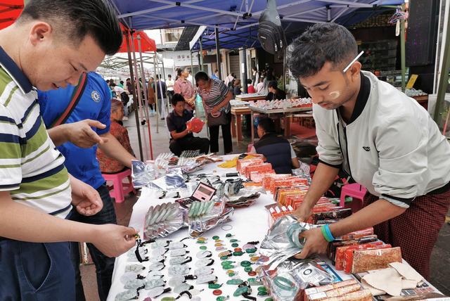 十几万的翡翠手镯图片,百元翡翠镯子价格图片-第5张图片-翡翠网 十几万的翡翠手镯图片,百元翡翠镯子价格图片-第5张图片-翡翠网