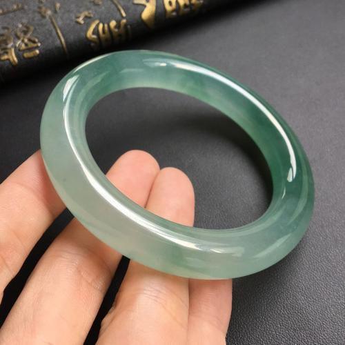 翡翠手镯是越翡翠手镯越戴越白怎么回事-第4张图片-翡翠网 翡翠手镯是越翡翠手镯越戴越白怎么回事-第4张图片-翡翠网