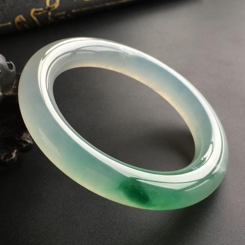 翡翠手镯是越翡翠手镯越戴越白怎么回事-第6张图片-翡翠网 翡翠手镯是越翡翠手镯越戴越白怎么回事-第6张图片-翡翠网